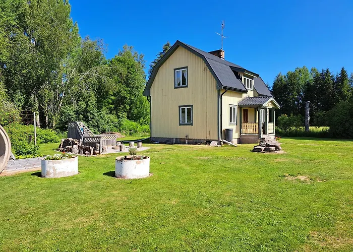 Gula Huset, Lakene Ostgard