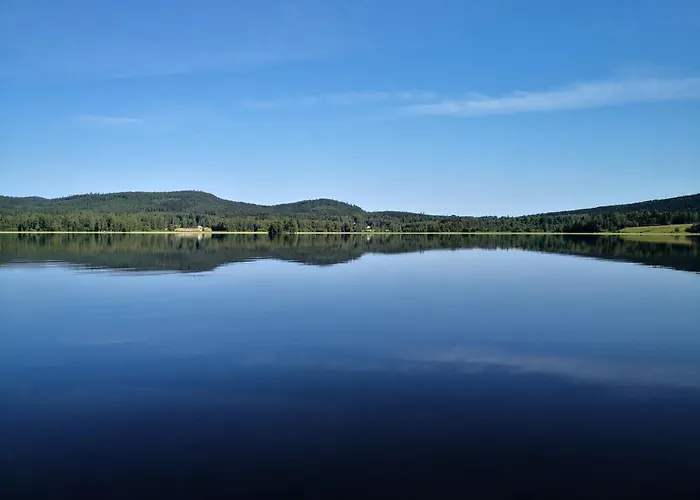 Gula Huset, Lakene Ostgard